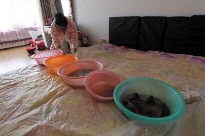 同心楼上漏水，住户失联，小区没物管，业主维权难！律师来支招……